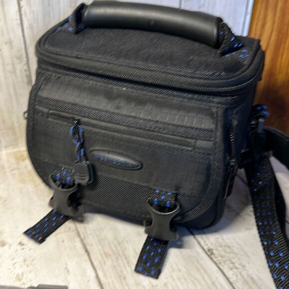 Hitachi DZ-MV730A DVD RAM Camcorder With 16X Optical 240X Digital Zoom - Picture 7 of 9